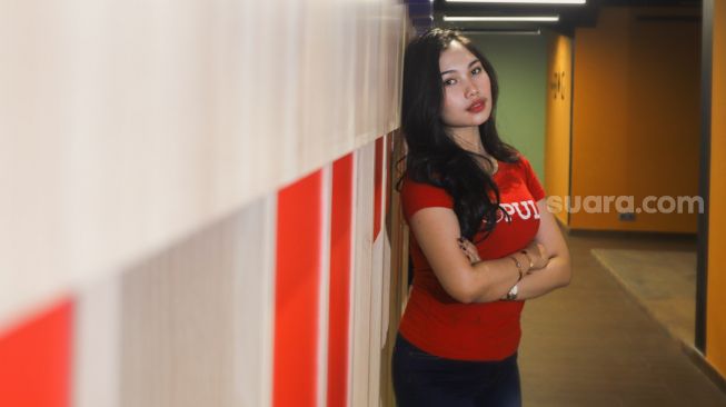 Peserta Finalis Miss Popular 2021 season 3, Aprillia Lee berpose di depan kamera saat sesi pemotretan di kantor redaksi Suara.com, Jakarta Selatan, Jumat (17/9/2021). [Suara.com/Alfian Winanto]