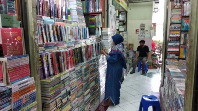 Suasana kios buku di shopping center Yogyakarta, Kamis (16/9/2021). [Muhammad Ilham Baktora / SuaraJogja.id]