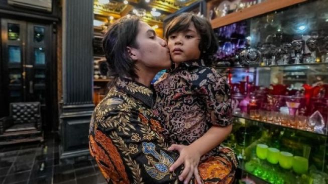 Potret Akrab Al El Dul dengan Anak Mulan Jameela. [Instagram/elelrumi]