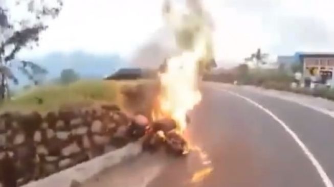 Moge terbakar di jalur menuju Gunung Bromo. [Instagram]