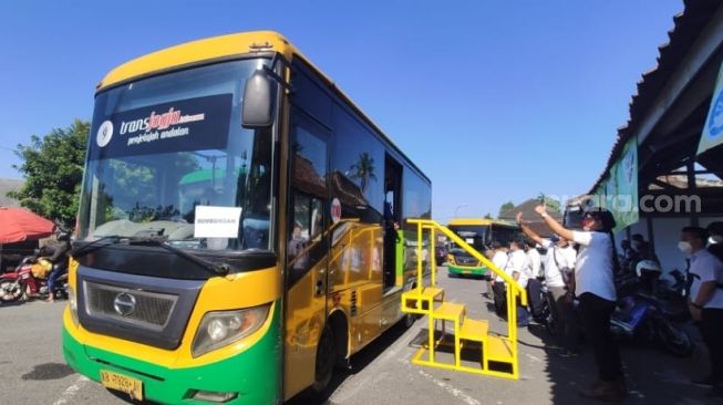 Sejumlah penumpang ikut uji coba rute Trans Jogja dari Terminal Condong Catur menuju Kaliurang, Jumat (17/09/2021). - (Kontributor SuaraJogja.id/Putu)
