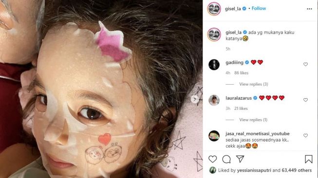 Unggahan Gisella Anastasia saat memperlihatkan momen anaknya, Gempita Nora Marten sedang pakai masker wajah. [Instagram/@gisel_la]