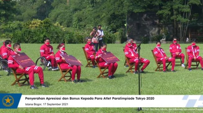 Presiden Joko Widodo (Jokowi) menyambut kontingen Indonesia untuk Paralimpiade Tokyo 2020 di Istana Kepresidenan Bogor, Jawa Barat, Jumat (17/9/2021). [Tangkapan layar YouTube Sekretariat Presiden]