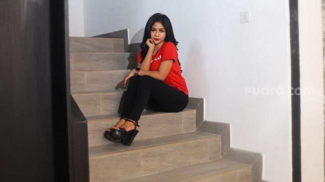 Peserta Finalis Miss Popular 2021 season 3, Bunga Aurelli berpose di depan kamera saat sesi pemotretan di kantor redaksi Suara.com, Jakarta Selatan, Jumat (17/9/2021). [Suara.com/Alfian Winanto]