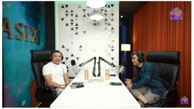 Anang Hermansyah saat berbincang dengan Charly Van Houten soal aktivitas saat ini [YouTube: Ngobrol Asix]