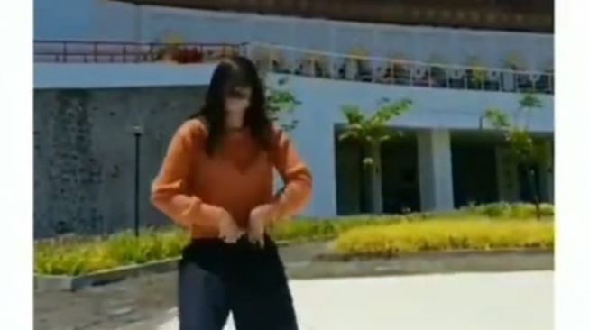 Heboh Perempuan Tak Berhijab Joget TikTok di Kawasan Masjid Raya Sumbar, Netizen Murka