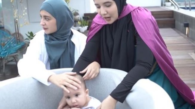 Shireen Sungkar dan Zaskia Sungkar sulap rooftop jadi waterboom. (Youtube/TheSungkarsFamily)