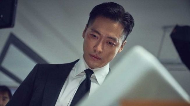 Bintangi Drakor The Veil, Intip 8 Potret Namgoong Min di Luar Drama