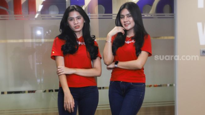 Peserta Finalis Miss Popular 2021 season 3, Vivi Rosita Sari (kiri) dan Putri Carissa (kanan) berpose di depan kamera saat sesi pemotretan di kantor redaksi Suara.com, Jakarta Selatan, Jumat (17/9/2021). [Suara.com/Alfian Winanto]