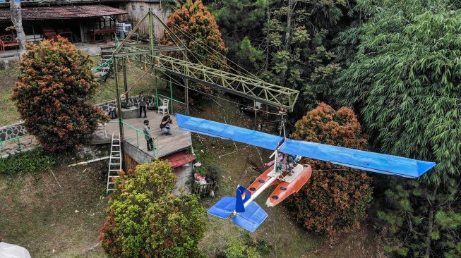 Foto udara pengunjung yang menaiki sebuah wahana di kawasan wisata The Lodge Maribaya, Lembang, Kabupaten Bandung Barat, Jawa Barat, Jumat (17/9/2021). ANTARA FOTO/Raisan Al Farisi