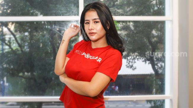 Peserta Finalis Miss Popular 2021 season 3,  Asmara berpose di depan kamera saat sesi pemotretan di kantor redaksi Suara.com, Jakarta Selatan, Jumat (17/9/2021). [Suara.com/Alfian Winanto]