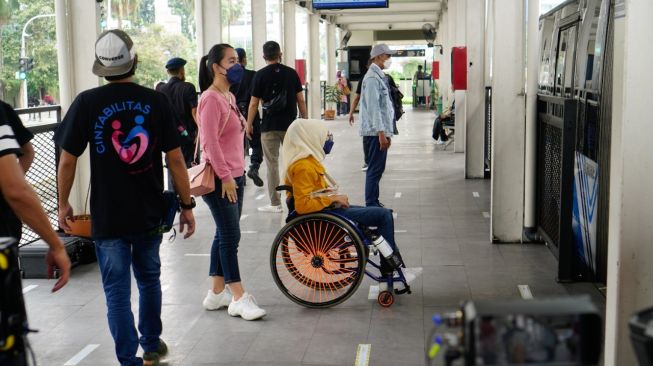 Transportasi umum ramah disabilitas. (UNDP Indonesia) 