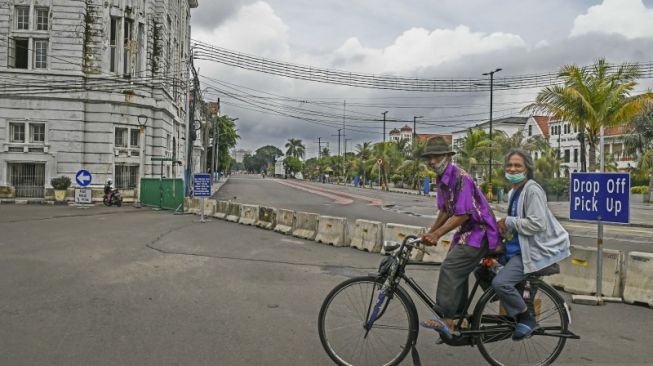 Pengojek sepeda membawa penumpang di Kawasan Kota Tua, Jakarta Barat pada beberapa waktu lalu. Antara/Galih Pradipta/wsj.