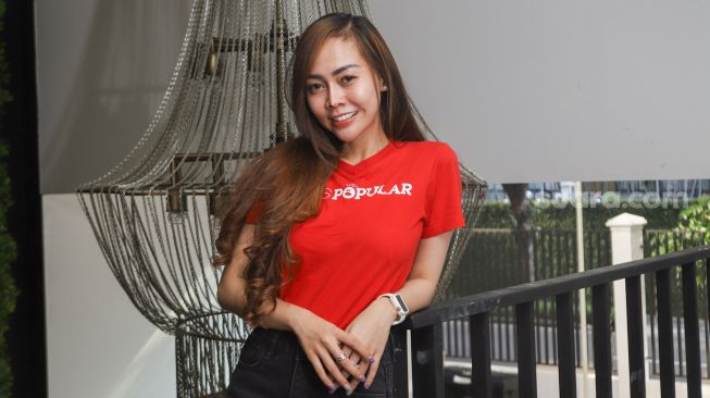 Peserta Finalis Miss Popular 2021 season 3, Gita berpose di depan kamera saat sesi pemotretan di kantor redaksi Suara.com, Jakarta Selatan, Jumat (17/9/2021). [Suara.com/Alfian Winanto]