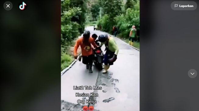 Viral Video Pengendara Motor Terobos Jalanan yang Baru Dicor (TikTok)