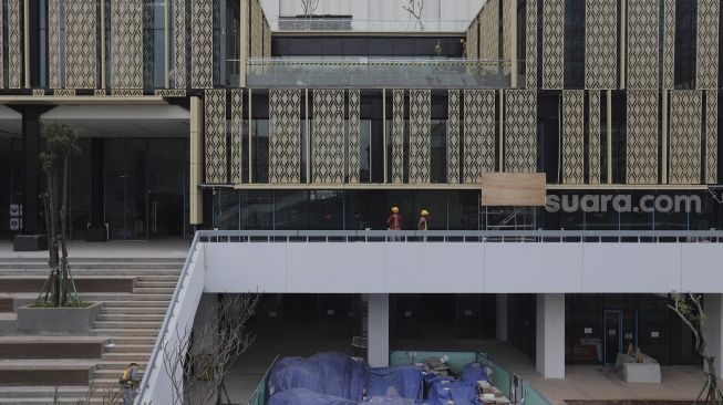 Pekerja menyelesaikan proyek renovasi Gedung Sarinah di Jalan MH Thamrin, Jakarta, Jumat (17/9/2021). [Suara.com/Angga Budhiyanto]