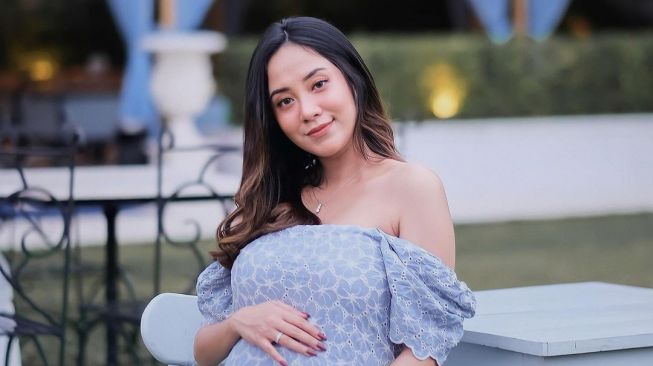 Makin Menawan Penampilannya! 8 Potret Baby Bump Gina Meidina Putri