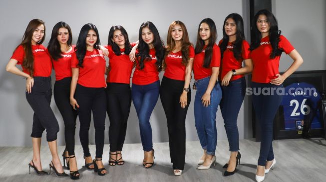 Peserta finalis Miss Popular 2021 season 3 berpose saat mengunjungi Kantor Redaksi Suara.com, Jakarta Selatan, Jumat (17/9/2021). [Suara.com/Alfian Winanto]