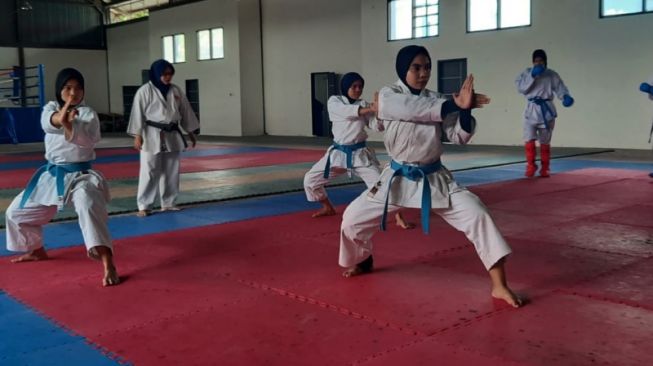 Atlet karate Sumbar berlatih jelang berlaga di PON Papua. (Antara/Dokumen karate Sumbar)