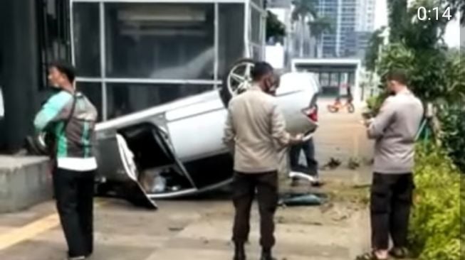 Sopir Tabrak Separator, Honda Civic Terguling di Depan Polda Metro Jaya