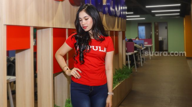 Peserta Finalis Miss Popular 2021 season 3, Aprillia Lee berpose di depan kamera saat sesi pemotretan di kantor redaksi Suara.com, Jakarta Selatan, Jumat (17/9/2021). [Suara.com/Alfian Winanto]