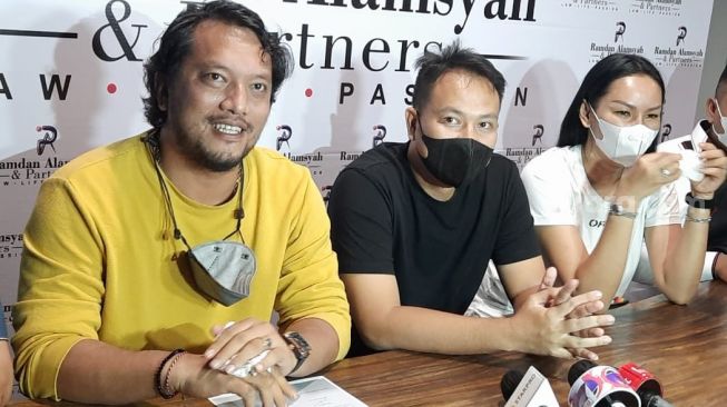 Vicky Prasetyo menggelar konfrensi pers dan akan melakukan banding terkait vonis empat bulan yang baru saja diterimanya dari Pengadilan Negeri Jakarta Selatan pada 9 September  2021. [Muhammad Anzar Anas/Suara.com]