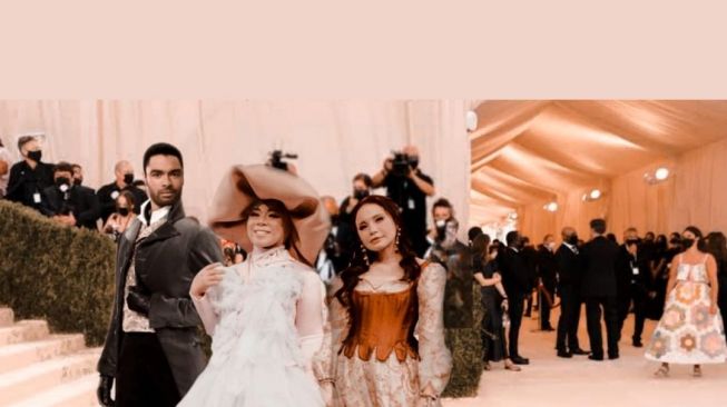 Foto editan Melly Goeslaw dan Rossa di acara Met Gala 2021. [Instagram]