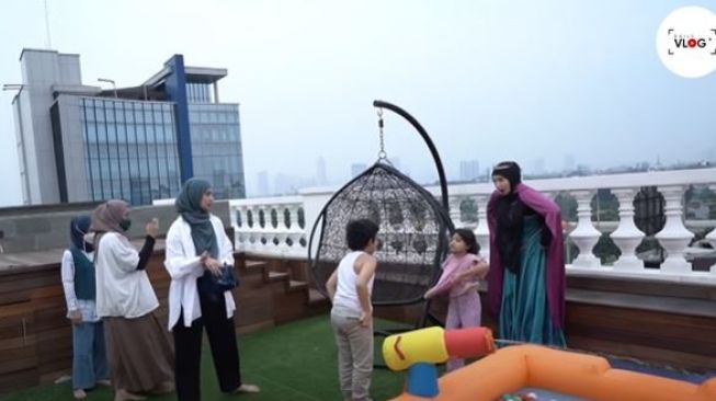 Shireen Sungkar dan Zaskia Sungkar sulap rooftop jadi waterboom. (Youtube/TheSungkarsFamily)