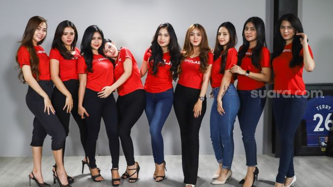 Peserta finalis Miss Popular 2021 season 3 berpose saat mengunjungi Kantor Redaksi Suara.com, Jakarta Selatan, Jumat (17/9/2021). [Suara.com/Alfian Winanto]