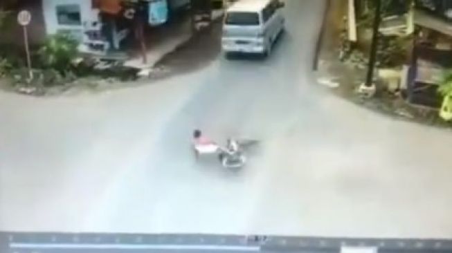 Viral Detik-detik Seorang Bocah Nyaris Tertabrak Ambulans. [tangkapan layar Instagram]