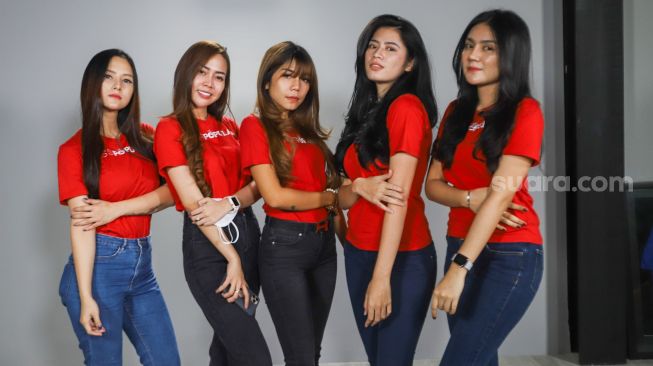 Peserta finalis Miss Popular 2021 season 3 berpose saat mengunjungi Kantor Redaksi Suara.com, Jakarta Selatan, Jumat (17/9/2021). [Suara.com/Alfian Winanto]