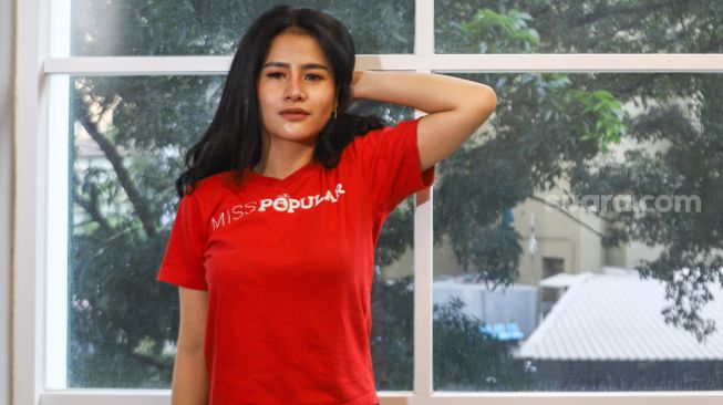 Peserta Finalis Miss Popular 2021 season 3,  Asmara berpose di depan kamera saat sesi pemotretan di kantor redaksi Suara.com, Jakarta Selatan, Jumat (17/9/2021). [Suara.com/Alfian Winanto]