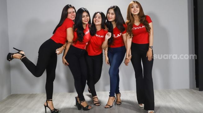 Peserta finalis Miss Popular 2021 season 3 berpose saat mengunjungi Kantor Redaksi Suara.com, Jakarta Selatan, Jumat (17/9/2021). [Suara.com/Alfian Winanto]