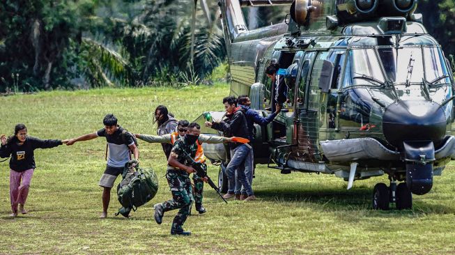 Sejumlah tenaga kesehatan (Nakes) korban penyerangan Kelompok Kriminal Bersenjata (KKB) turun dari helikopter milik TNI AD di Lapangan Frans Kaisepo Makodam XVII Cenderawasih, Kota Jayapura, Papua, Jumat (17/9/2021).  ANTARA FOTO/Indrayadi TH