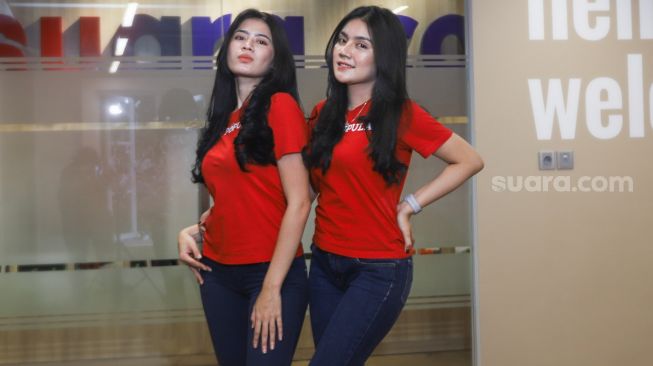 Peserta Finalis Miss Popular 2021 season 3, Vivi Rosita Sari (kiri) dan Putri Carissa (kanan) berpose di depan kamera saat sesi pemotretan di kantor redaksi Suara.com, Jakarta Selatan, Jumat (17/9/2021). [Suara.com/Alfian Winanto]