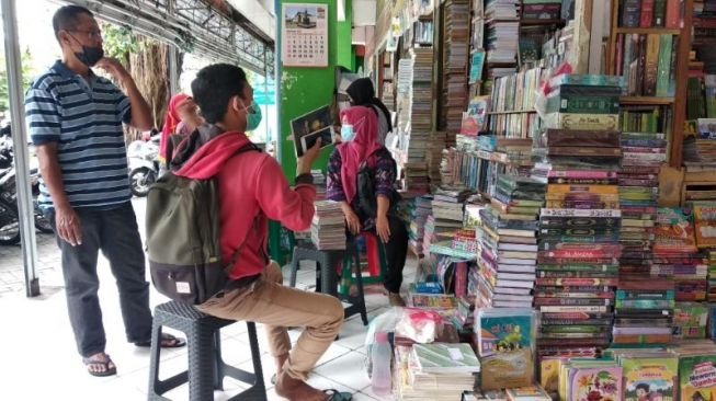 Suasana kios buku di shopping center Yogyakarta, Kamis (16/9/2021). [Muhammad Ilham Baktora / SuaraJogja.id]