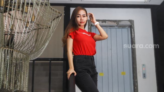 Peserta Finalis Miss Popular 2021 season 3, Gita berpose di depan kamera saat sesi pemotretan di kantor redaksi Suara.com, Jakarta Selatan, Jumat (17/9/2021). [Suara.com/Alfian Winanto]