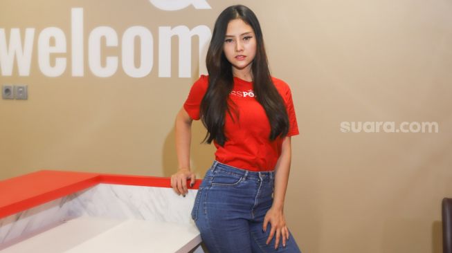 Peserta Finalis Miss Popular 2021 season 3, Riri Juanda berpose di depan kamera saat sesi pemotretan di kantor redaksi Suara.com, Jakarta Selatan, Jumat (17/9/2021). [Suara.com/Alfian Winanto]