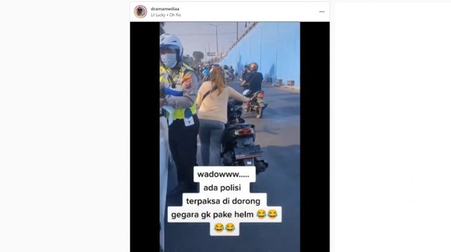 Hindari Razia Lalu Lintas, Wanita Lakukan Trik ini di Depan Polisi (Instagram)