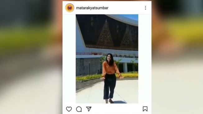 Perempuan joget TikTok di Masjid Raya Sumbar. [Dok.Instagram @matarakyatsumbar]