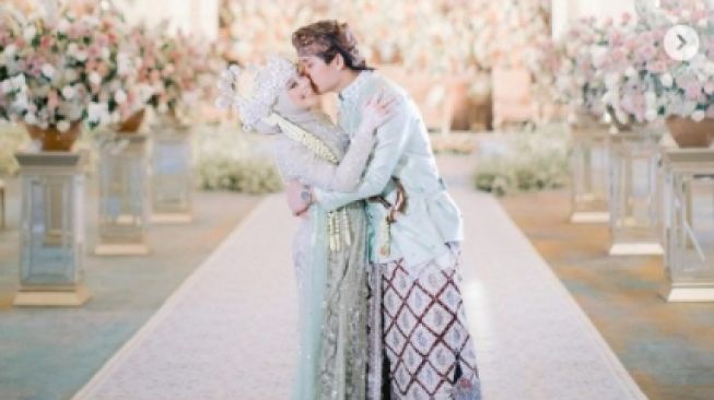 Potret Ciuman Lesti Kejora dan Rizky Billar. [Instagram/lestykejora]