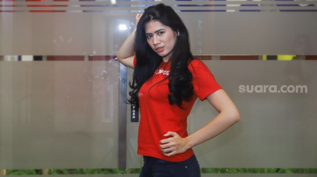 Peserta Finalis Miss Popular 2021 season 3, Vivi Rosita Sari berpose di depan kamera saat sesi pemotretan di kantor redaksi Suara.com, Jakarta Selatan, Jumat (17/9/2021). [Suara.com/Alfian Winanto]