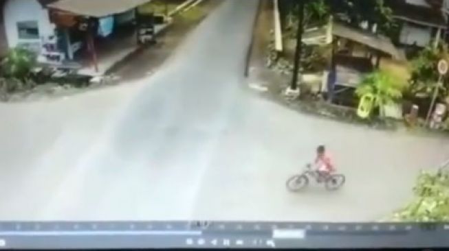 Viral Detik-detik Seorang Bocah Nyaris Tertabrak Ambulans