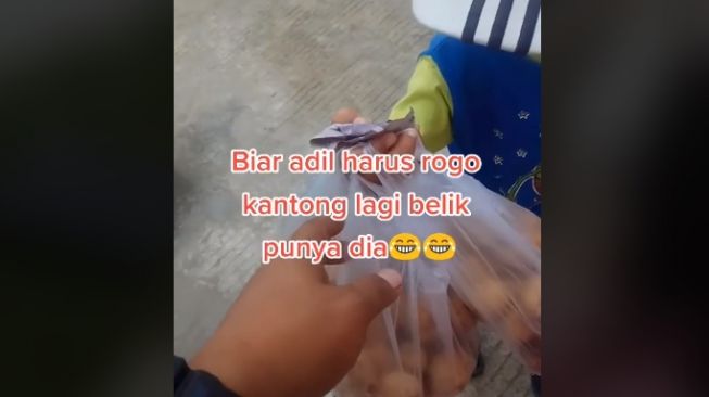 Bocah menangis karena dagangan teman lebih laku (tiktok)