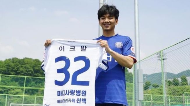 Muhammad Iqbal saat diperkenalkan sebagai pemain Cheongju FC. (Instagram/muhammadiqbl_27)