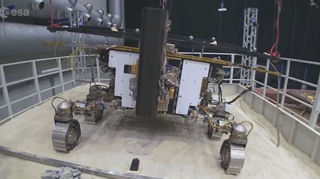 Rover Rosalind Franklin akan melakukan perjalanan ke Mars dalam misi ExoMars 2022. Robot ini memiliki kembaran yang ditempatkan di Bumi untuk digunakan dalam mencoba teknologi penjelajah utama, termasuk sistem bor [screenshot YouTube ESA].