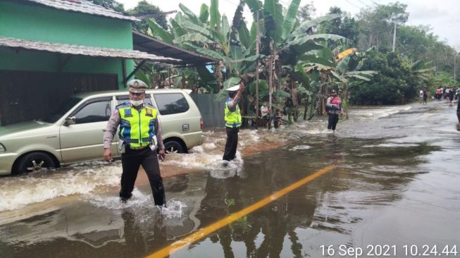 Ampah Banjir, Satlantas Polres Barito Timur Amankan Lokasi Banjir