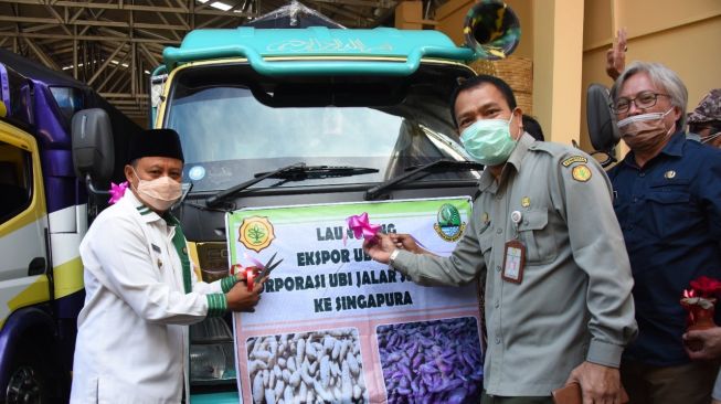 Kang Uu Kawal Pengiriman ‘Hui Cilembu’ ke Singapura