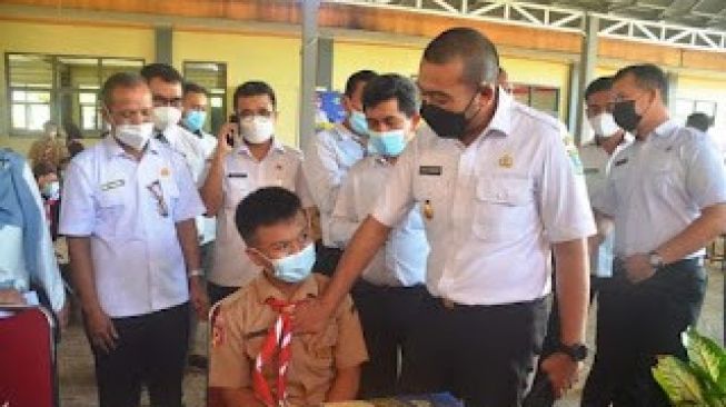 Wagub Audy Joinaldy Tinjau Vaksinasi di SMAN 3 Batusangkar