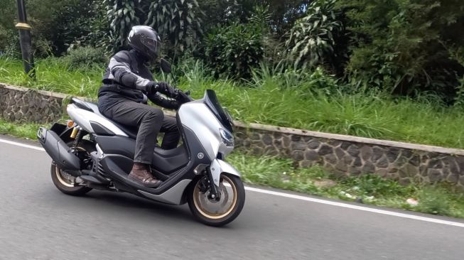 Tips Menjaga Traksi Ban Motor Saat Berkendara